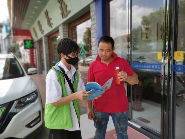 三鄉(xiāng)鎮(zhèn)開展“禁毒宣傳入商鋪，全民健康我守護(hù)”親子禁毒宣傳活動(dòng)圖片4.jpg