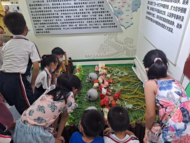 三鄉(xiāng)鎮(zhèn)開展“拒絕毒品，你我同行“禁毒教育基地參觀活動照片2.jpg
