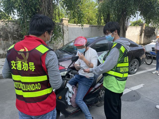 三鄉(xiāng)鎮(zhèn)開展“一盔一帶踐于行 ，安全守護不毒行”宣傳活動照片1.jpg