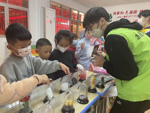 三鄉(xiāng)鎮(zhèn)開展“揚眉‘兔’氣賀新春，禁毒相伴過新年”活動圖片2.JPG